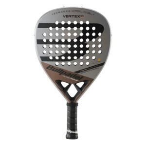 Pala de Padel Bullpadel Vertex 03 Comfort Di Nenno 23 Color Arena/café