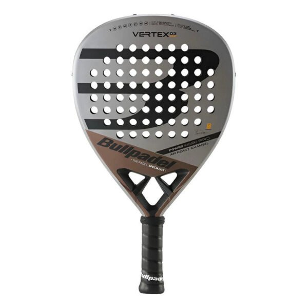 Pala de Padel Bullpadel Vertex 03 Comfort Di Nenno 23 Color Arena/café